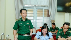 Le colonel Pham Le Xuan Binh, commandant du Commandement des gardes-frontières de la ville de Can Tho., présente un rapport sur les résultats de la lutte contre la pêche INN. Photo : VNA
