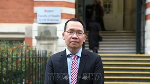 Le Professeur associé et Dr Luong Tuan Anh, de l'Université De Montfort (Royaume-Uni). Photo : VNA
