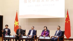 Des experts discutent de relations Vietnam - Chine. Photo : VNA.
