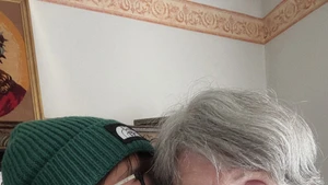 Un moment touchant de Trang avec sa « grand-mère ». Photo : vietnamnet.vn