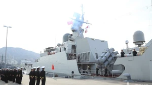 Des officiers et des marins de la base navale de Kure participent à la cérémonie de dire au revoir au navire 015-Tran Hung Dao. Photo : https://www.qdnd.vn