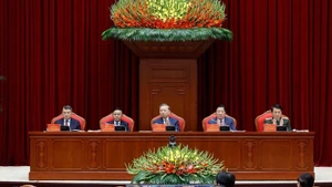 Le secrétaire général du Parti communiste du Vietnam, To Lam (au milieu), préside la conférence consacrée au bilan de la lutte contre la corruption, le gaspillage et les phénomènes négatifs durant le 13ᵉ mandat du Parti. Photo : VNA.