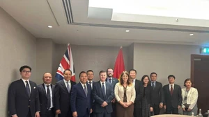 Le vice-ministre Nguyên Hoàng Long, le ministre d’État Douglas Alexander et des représentants des ministères et des ambassades des deux pays posent pour une photo de groupe lors de la 14e réunion du JETCO. Photo : VNA