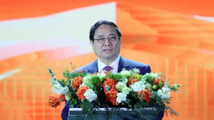Le Premier ministre Pham Minh Chinh prend la parole lors de l'ouverture de la première Foire d’Automne 2025. Photo : VNA.
