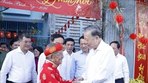 Le leader du Parti présente ses vœux du Têt au chercheur Nguyên Dinh Tu . Photo: VNA