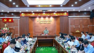 Le Premier ministre Pham Minh Chinh, accompagné d'une délégation de travail, a eu le 29 novembre à Dak Lak une réunion en ligne et en présentiel avec les représentants des quatre provinces du Centre-Sud. Photo: VNA