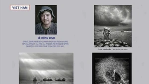 Le photographe Le Hong Linh et ses œuvres présentées dans l'exposition. Photo : TGCC