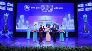 Des entreprises technologiques sont récompensées lors de la quatrième cérémonie des Vietnam Industry 4.0 Top Awards. Photo : nhandan.vn