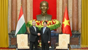 Le président vietnamien Luong Cuong (à droite) et le président du Parlement hongrois, László Kövér. Photo: NDEL