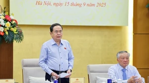 Le président de l'Assemblée nationale Trân Thanh Mân préside la réunion. Photo: VNA