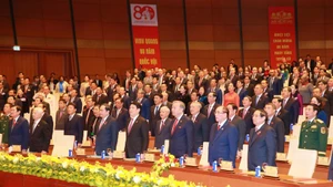 Cérémonie du salut au drapeau à l’occasion de la commémoration. Photo : VNA