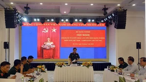 Le général de corps d’armée Hoang Xuan Chien, vice-ministre de la Défense, s'exprime lors de la réunion. Photo : VNA.