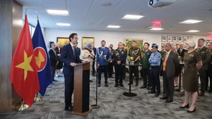 L’ambassadeur Do Hung Viet, chef de la Mission permanente du Vietnam à l’ONU, et les délégués lors de la cérémonie, à New York, le 20 août. Photo : VNA.