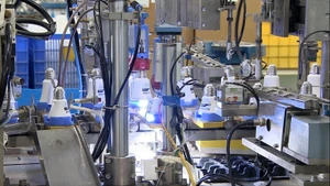 Chaîne de de production d'ampoules de Rang Dong. Photo : NDEL