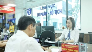 Centre de services administratifs publics du quartier de Dong Da, au 71, rue Ton Duc Thang. Photo : VNA