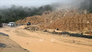 Au col de Khanh Lê (province de Khanh Hoa), un glissement de terrain a enseveli la route sous plusieurs centaines de mètres cubes de terre. Photo : VNA