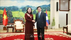 La vice-présidente vietnamienne Vo Thi Anh Xuân et le secrétaire général du Parti populaire révolutionnaire lao (PPRL) et président du Laos, Thongloun Sisoulith. Photo: VNA