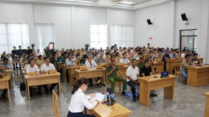 Le procès fictif permet d'informer 200 pêcheurs locaux sur les enjeux de la lutte contre la pêche illicite, non déclarée et non réglementée (INN). Photo : VNA.