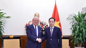 Le ministre des Affaires étrangères Le Hoai Trung (droite) et Takebe Tsutomu, conseiller spécial de l’Alliance des parlementaires d’amitié Japon – Vietnam. Photo : VNA