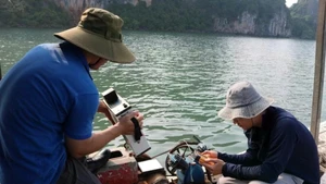 Des scientifiques vietnamiens et polonais ont récemment lancé un projet utilisant l’intelligence artificielle (IA) et la télédétection pour surveiller la qualité des eaux marines dans la baie d’Ha Long et la lagune de Cua Luc. Photo : VNA.