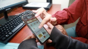 Effectuer les procédures administratives sur le Portail national des services publics via le compte d’identification électronique VNeID. Photo: VNA