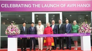 Lors de la cérémonie de coupure du ruban pour l'inauguration du bureau de représentation de l'Institut de politique Australie-Vietnam. Photo : baoquocte