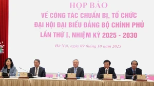 Le vice-Premier ministre permanent Nguyen Hoa Binh (au milieu) et des dirigeants de différents ministères à la conférence de presse, le 9 octobre à Hanoï. Photo : baochinhphu.vn
