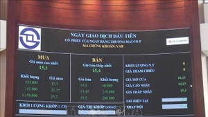 La décision officielle du fournisseur d'indices FTSE Russell de relever le classement du Vietnam, passant du statut de marché frontière à celui de marché émergent secondaire, a suscité un vif intérêt auprès du public et des experts financiers internationaux. Photo : VNA.