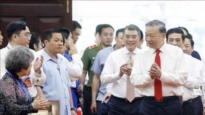 Le secrétaire général du Parti communiste du Vietnam (PCV), To Lam, et les représentants de Ho Chi Minh-Ville. Photo : VNA.