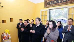 Le président de l’Assemblée nationale, Tran Thanh Man, rend hommage au Président Ho Chi Minh à la Maison 67, au sein du site historique du Palais présidentiel. Photo : VNA.