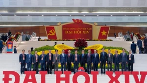 L’ambassadeur du Vietnam en France, Trinh Duc Hai (troisième à partir de la droite) avec des délégués participant au 14e Congrès national du Parti. Photo : VNA.
