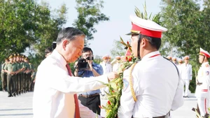 Le secrétaire général du Parti communiste du Vietnam, To Lam, dépose une gerbe de fleurs au site historique et culturel de Bau Rong, dans la province de Tay Ninh. Photo: VNA