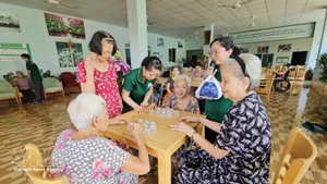 Des personnes âgées sont prises en charge à la maison de retraite Tam An, à Hô Chi Minh-Ville. Photo : VNA.