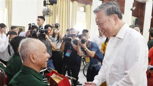 Le leader du PCV To Lam se rend au Centre de soins pour invalides de guerre de Thuan Thanh. Photo : VNA.