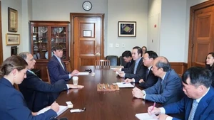 Le ministre vietnamien de l’Agriculture et de l’Environnement, Do Duc Duy travaille avec le sénateur John Boozman, président du Comité sénatorial de l’Agriculture, de la Nutrition et des Forêts. Photo : VNA.