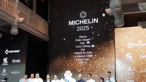 Les représentants de 9 restaurants avec une étoile Michelin reçoivent le prix. Photo : VNA,
