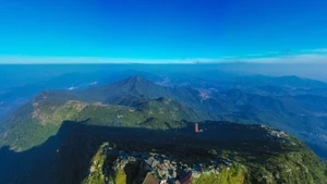 La beauté de Yen Tu réside dans la majesté et la quiétude de ses montagnes et forêts, harmonieusement mêlées au charme ancien et recueilli de son ensemble de pagodes, de tours et de l’univers du bouddhisme zen. Photo: VNA