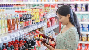 Le marché vietnamien des FMCG, évalué à plusieurs milliards de dollars, attire à la fois les grandes multinationales. Photo : VNA