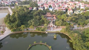 Le plus emblématique reste le site historique spécial de Co Loa, première capitale de l'État d'Au Lac, qui conserve des valeurs historiques, architecturales et culturelles exceptionnelles. Photo: Hanoimoi