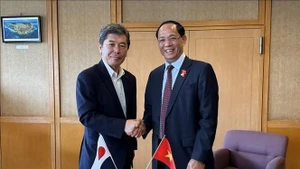 Le vice-président de l’Assemblée nationale du Vietnam, Tran Quang Phuong (droite) et e président de l’Assemblée préfectorale, Shima Koichi. Photo : VNA.