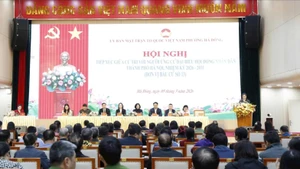 Vue de la rencontre entre les électeurs et les candidats au Conseil populaire de la ville de Hanoï, mandat 2026-2031 (circonscription électorale n° 13). Photo : Nguyen Loi