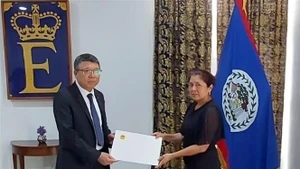 L’ambassadeur du Vietnam au Mexique concomitamment au Belize, Nguyen Van Hai (à gauche), présente ses lettres de créance à la gouverneure générale du Belize, Dame Froyla Tzalam, 14 juillet. Photo : VNA.