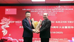 Ho Xuan Lam (à droite), vice-président et secrétaire général de l'Union municipale des organisations d'amitié, et Tang Li, consul général de Chine à Ho Chi Minh-Ville, lors de la rencontre. Photo : VNA.