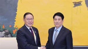 Le président Luong Cuong (droite) et le président du Conseil consultatif des affaires de l’APEC 2025, Hyun Sang Cho. Photo : VNA.