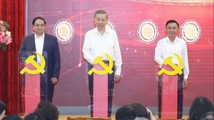 Le secrétaire général du Parti, To Lam (au milieu), le Premier ministre Pham Minh Chinh (à gauche) et le permanent du Secrétariat, Tran Cam Tu (à droite), activent trois plateformes numériques. Photo : VNA.