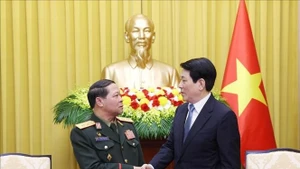 Le président Luong Cuong reçoit le général de division Vongsone Inpanphim, vice-ministre de la Défense et président du Département général de la politique de l’Armée populaire lao. Photo: VNA