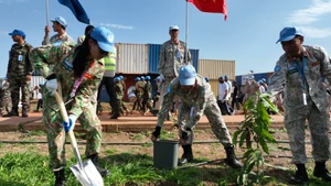 La 3e équipe du génie vietnamien plante des arbres dans les casernes. Photo: NDEL