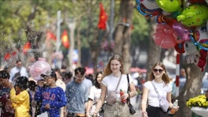 Avec 30,94 millions de visiteurs accueillis durant les onze premiers mois de 2025, la capitale vietnamienne enregistre une progression de 22,1 % sur un an. Photo : VNA