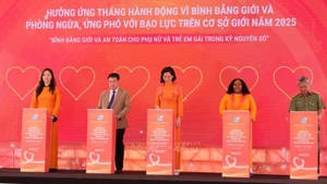 Signature de l'engagement promouvant l'égalité des genres dans l'ère numérique. Photo: VNA