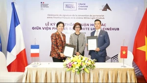 Lors de la cérémonie de signature d'un protocole d'accord entre White Light Cinéhub et l'Institut français. Photo : NDEL.